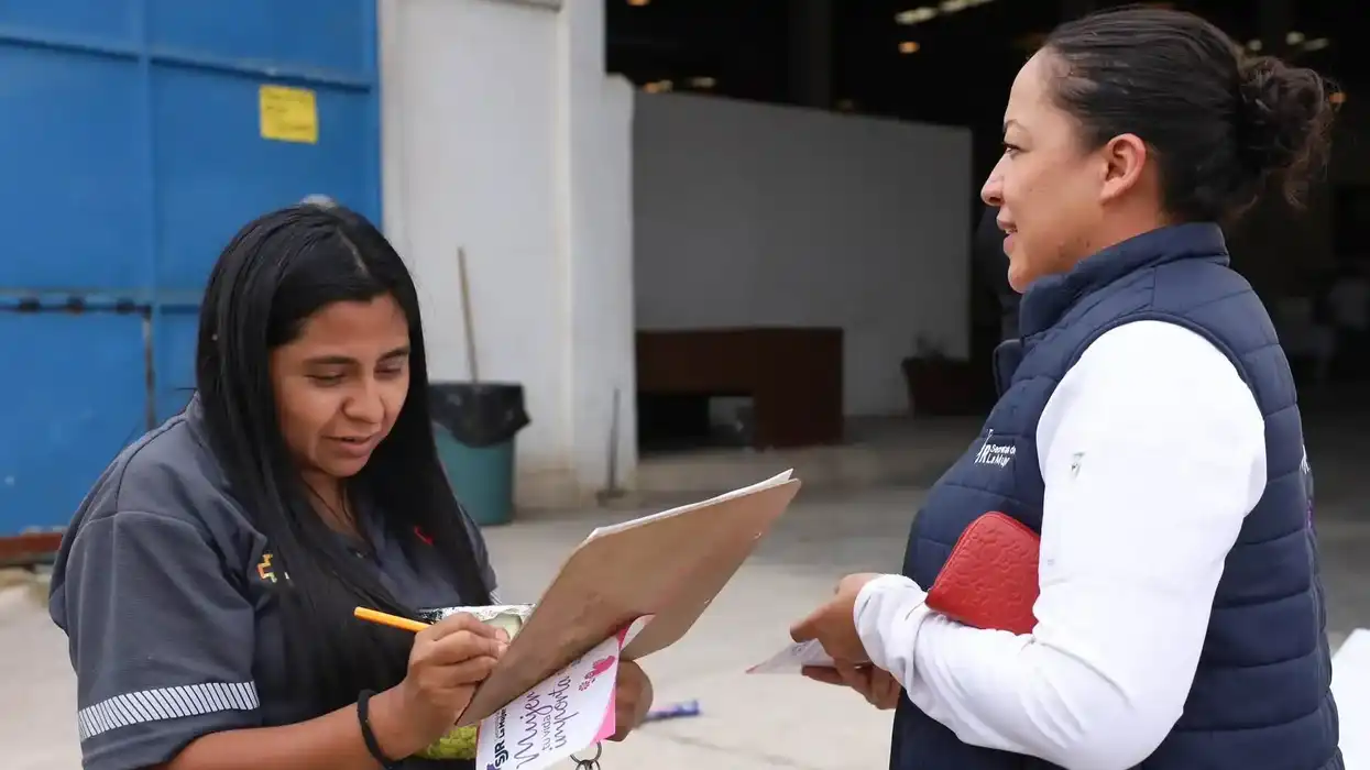 Vecina de La Llave llena formulario en mesa de atención para regularización de predio en San Juan del RÃo
