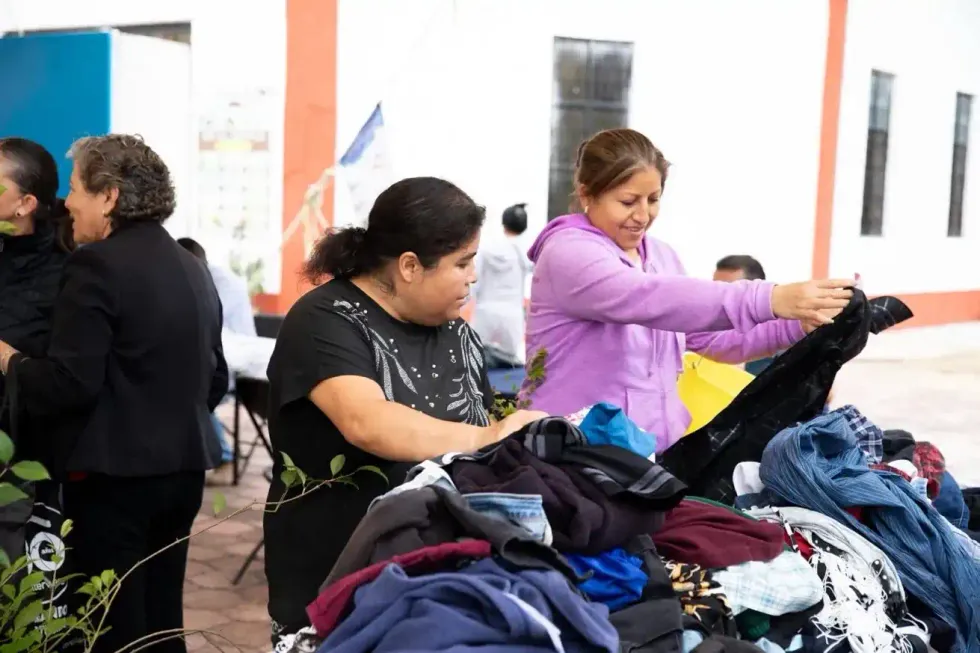 Vecinas de San Javier reciben ropa donada