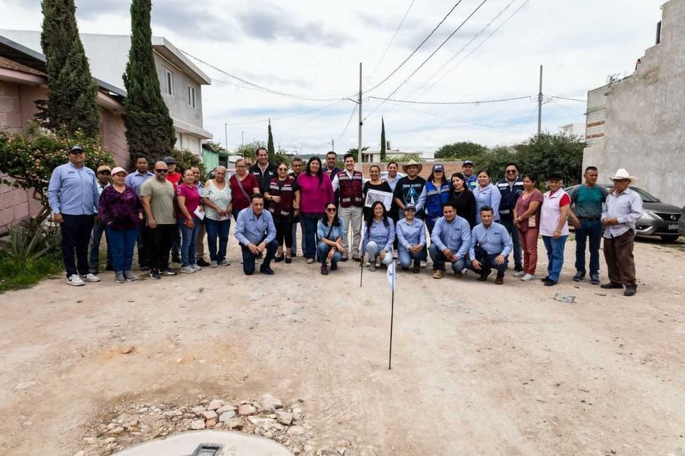 Vecinos acompa\u00f1an la entrega de la obra de drenaje sanitario en Loma Bonita y Las Margaritas.