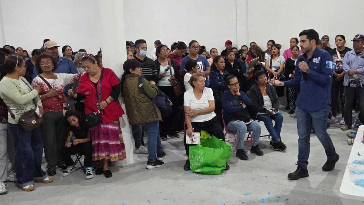 Vecinos de Colinas de Menchaca I y II asisten a una reunión sobre la regularización del asentamiento