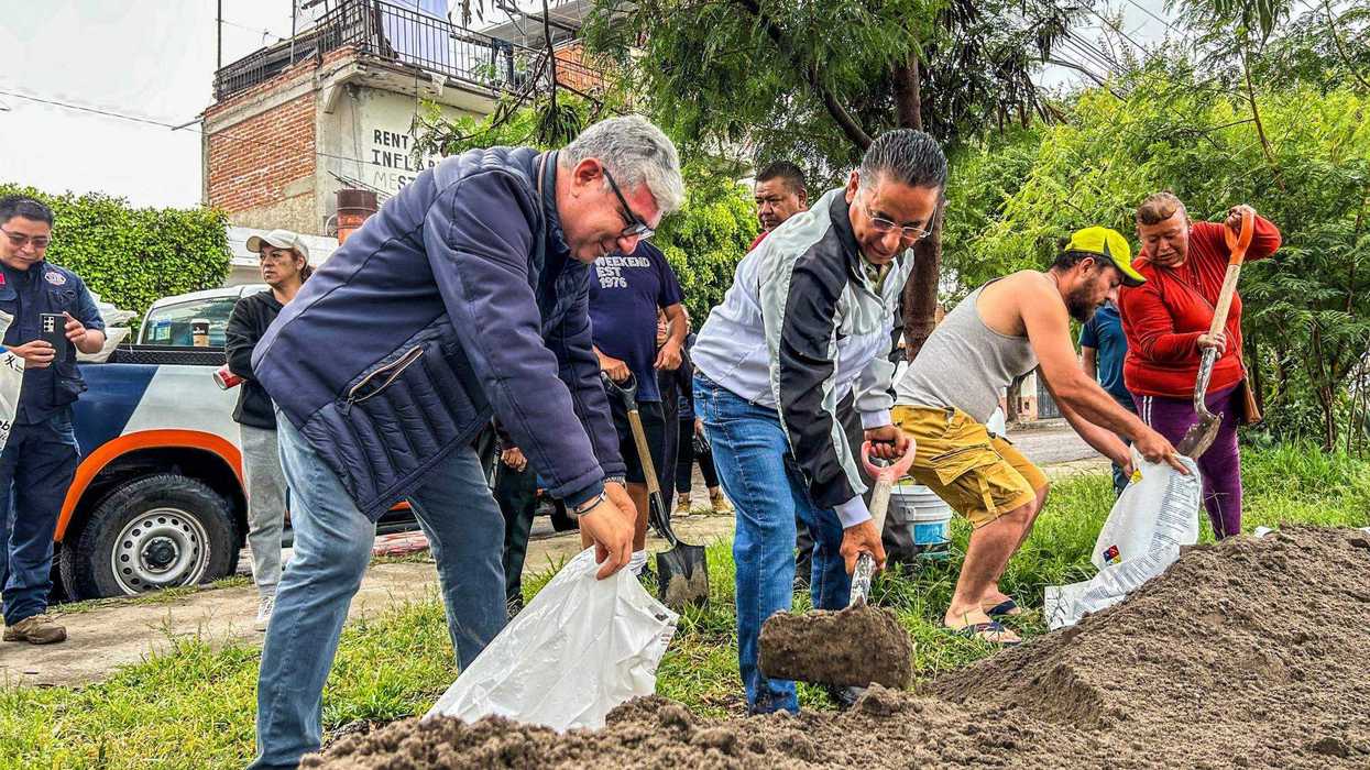 Vecinos de Manantiales llenan costales de arena en jornada preventiva.