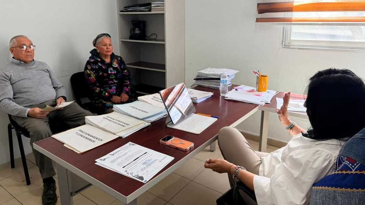 Vecinos de Nuevo San Isidro en reunión con autoridades de obras públicas municipales en San Juan del Río, Querétaro