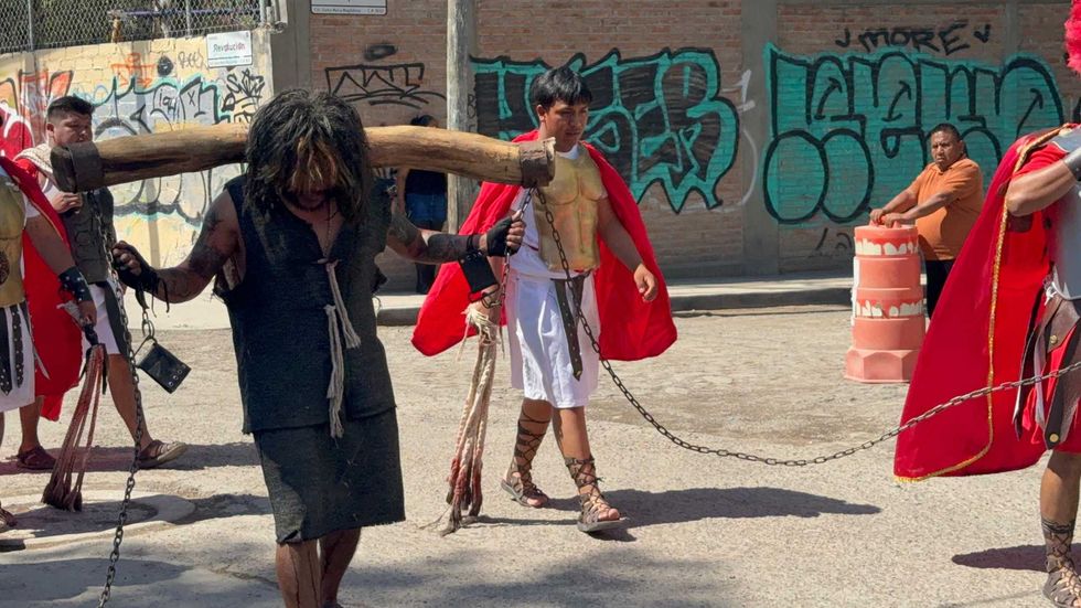 Vecinos de Santa Mar\u00eda Magdalena representan el viacrucis durante el Viernes Santo en Quer\u00e9taro, Semana Santa 2026