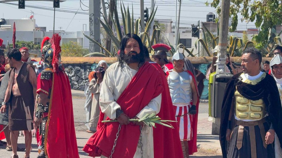 Vecinos de Santa Mar\u00eda Magdalena representan el viacrucis durante el Viernes Santo en Quer\u00e9taro, Semana Santa 2026