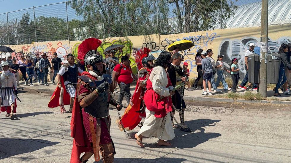 Vecinos de Santa Mar\u00eda Magdalena representan el viacrucis durante el Viernes Santo en Quer\u00e9taro, Semana Santa 2026