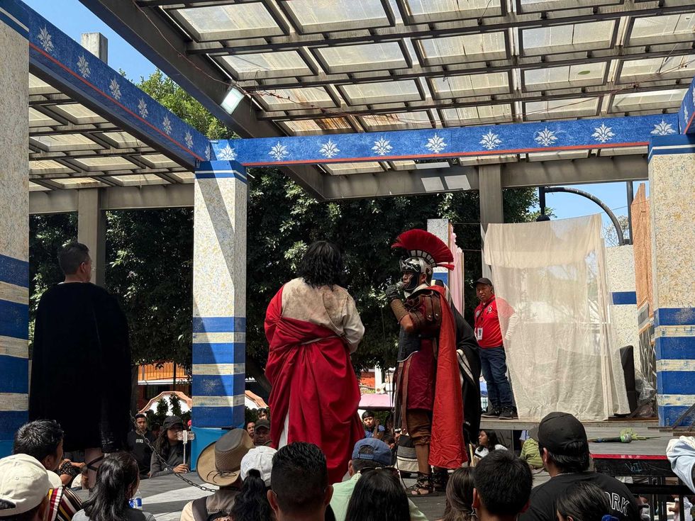 Vecinos de Santa Mar\u00eda Magdalena representan el viacrucis durante el Viernes Santo en Quer\u00e9taro, Semana Santa 2026