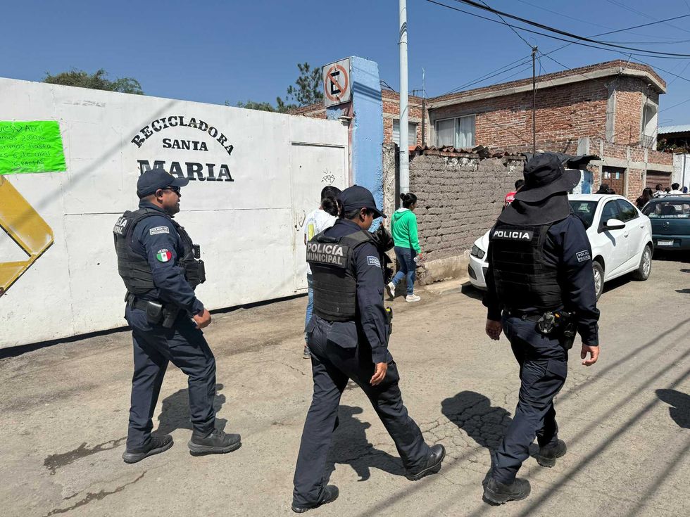 Vecinos de Santa Mar\u00eda Magdalena representan el viacrucis durante el Viernes Santo en Quer\u00e9taro, Semana Santa 2026