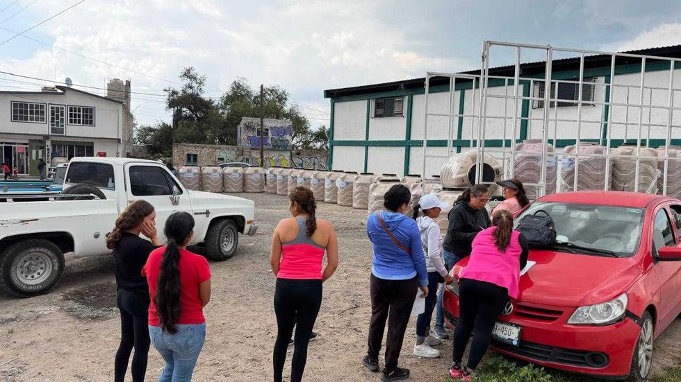 Vecinos de una comunidad rural de San Juan del R\u00edo reciben tinacos a bajo costo durante la entrega municipal, agosto de 2026.
