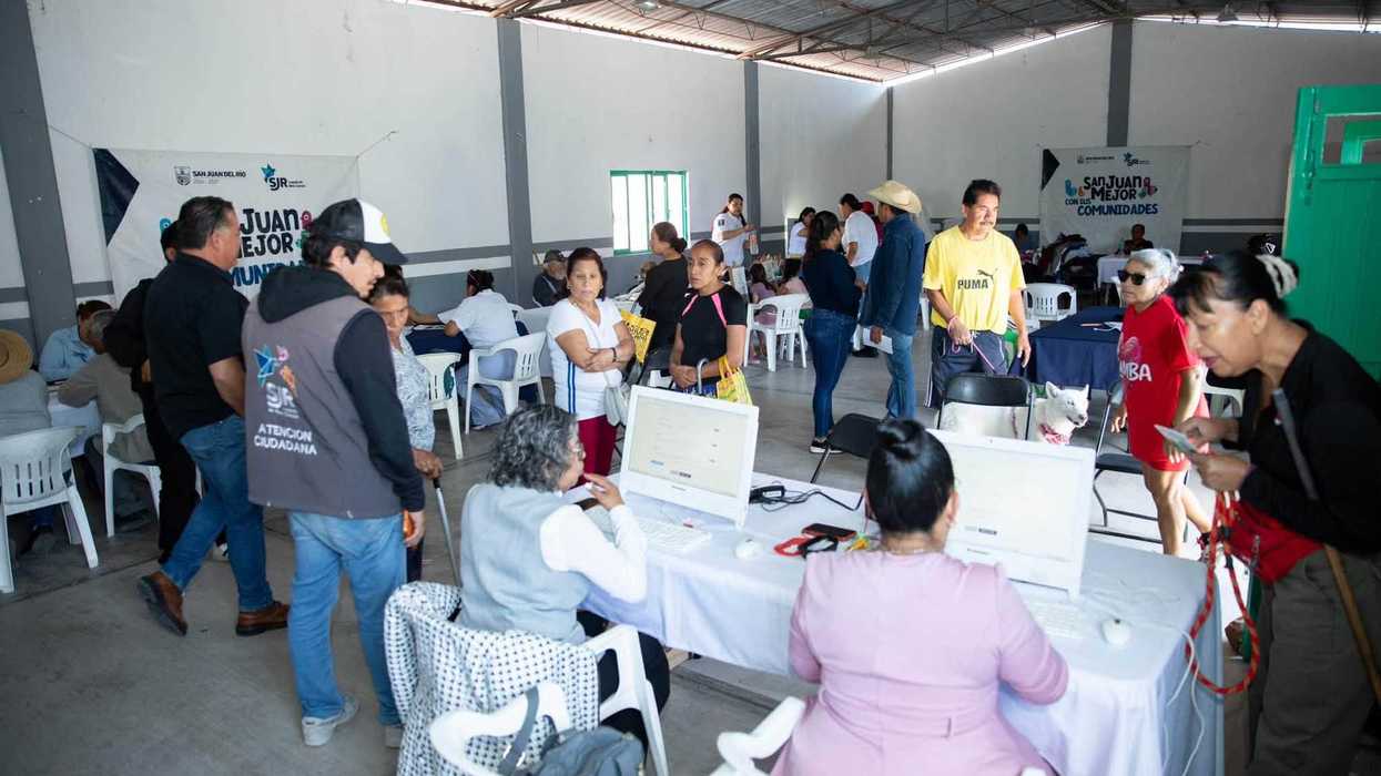Vecinos de Visthá reciben atención en mesas de servicio durante el programa Miércoles en Visthá, San Juan del RÃo.