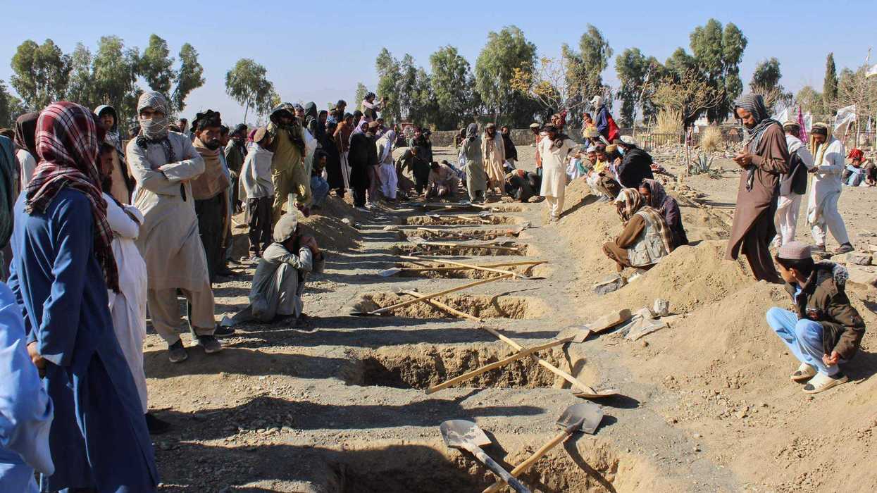 Vecinos preparan tumbas para víctimas de un ataque nocturno contra una casa que, según el vocero del gobierno afgano, fue obra de Pakistán en el distrito de Gurbaz, en la provincia de Khost, Afganistán, el martes 25 de noviembre de 2025. AP.