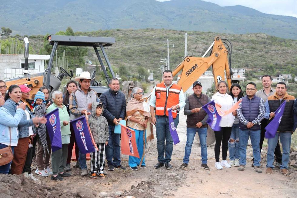 Vecinos y autoridades de Ejido Patria sostienen banderas durante el arranque de obra de urbanizaci\u00f3n con empedrado, municipio de Col\u00f3n, agosto 2026