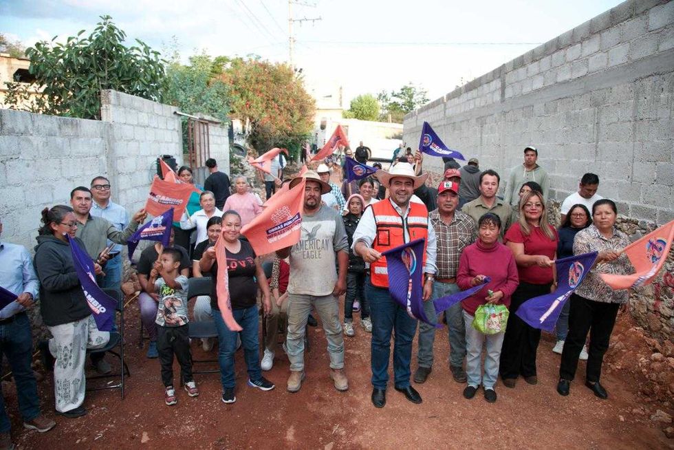 Vecinos y comisariado ejidal de Pe\u00f1a Colorada durante la entrega de nomenclatura de calles en Col\u00f3n.