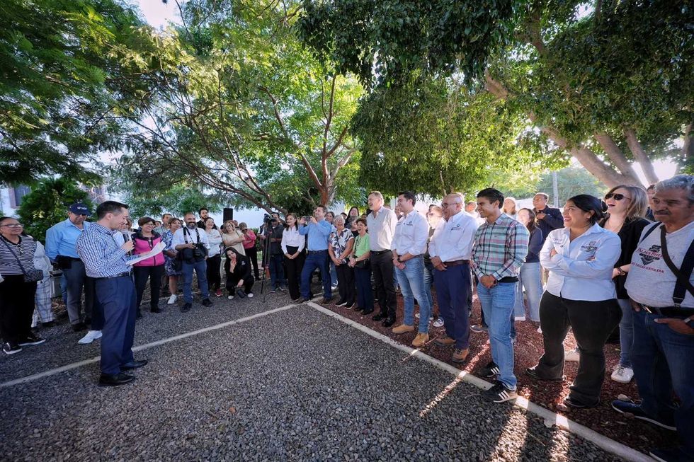 Vecinos y funcionarios reunidos durante evento de rehabilitaci\u00f3n de calles en Quer\u00e9taro.