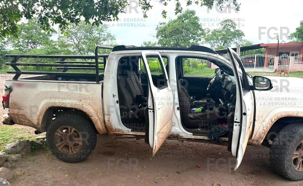 Veh\u00edculo asegurado con las puertas abiertas durante el operativo de la FGR en Jilotl\u00e1n de los Dolores, Jalisco