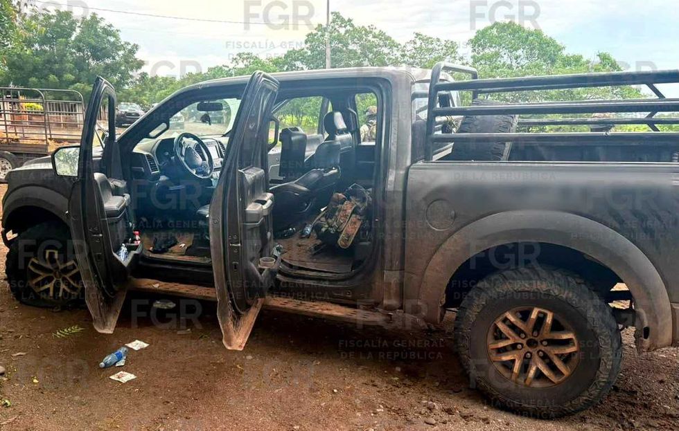 Veh\u00edculo asegurado con las puertas abiertas durante el operativo de la FGR en Jilotl\u00e1n de los Dolores, Jalisco