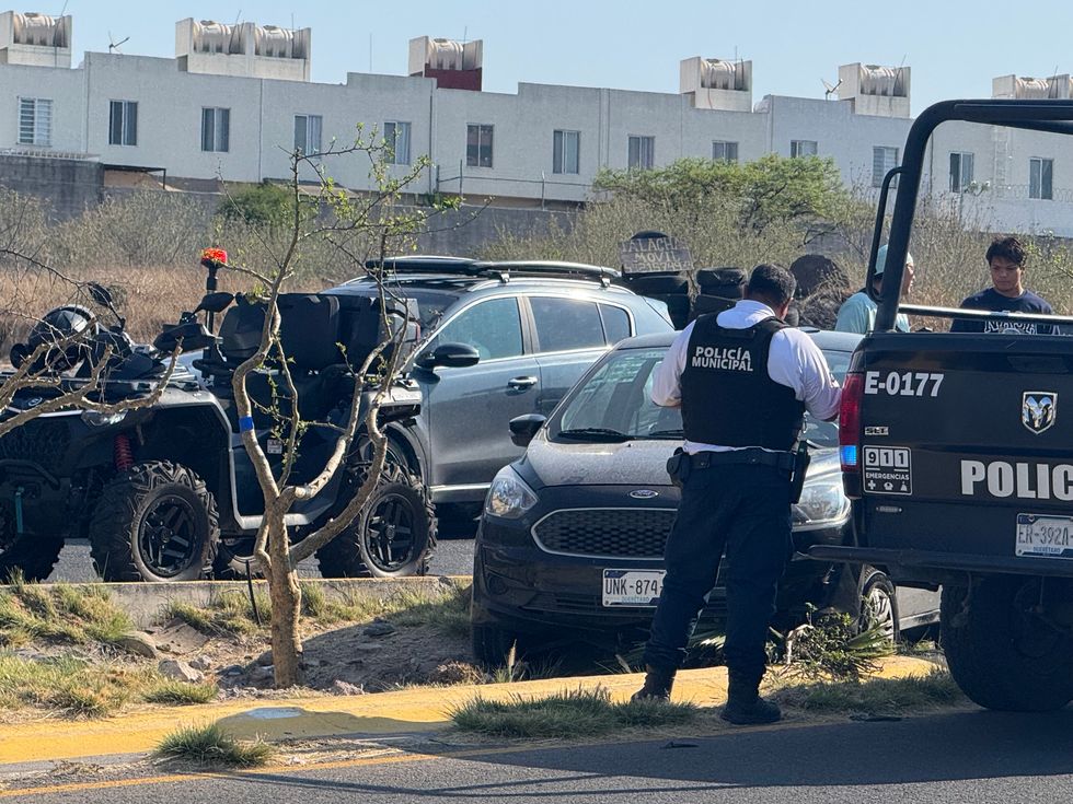 Veh\u00edculo atascado sobre camell\u00f3n de avenida Constituyentes Oriente tras salirse de la v\u00eda en El Marqu\u00e9s