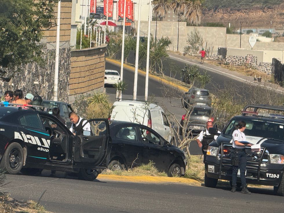 Veh\u00edculo atascado sobre camell\u00f3n de avenida Constituyentes Oriente tras salirse de la v\u00eda en El Marqu\u00e9s