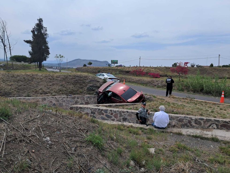 Veh\u00edculo Chevrolet accidentado en el interior de drenaje pluvial del distribuidor Paseo Central autopista M\u00e9xico-Quer\u00e9taro en San Juan del R\u00edo