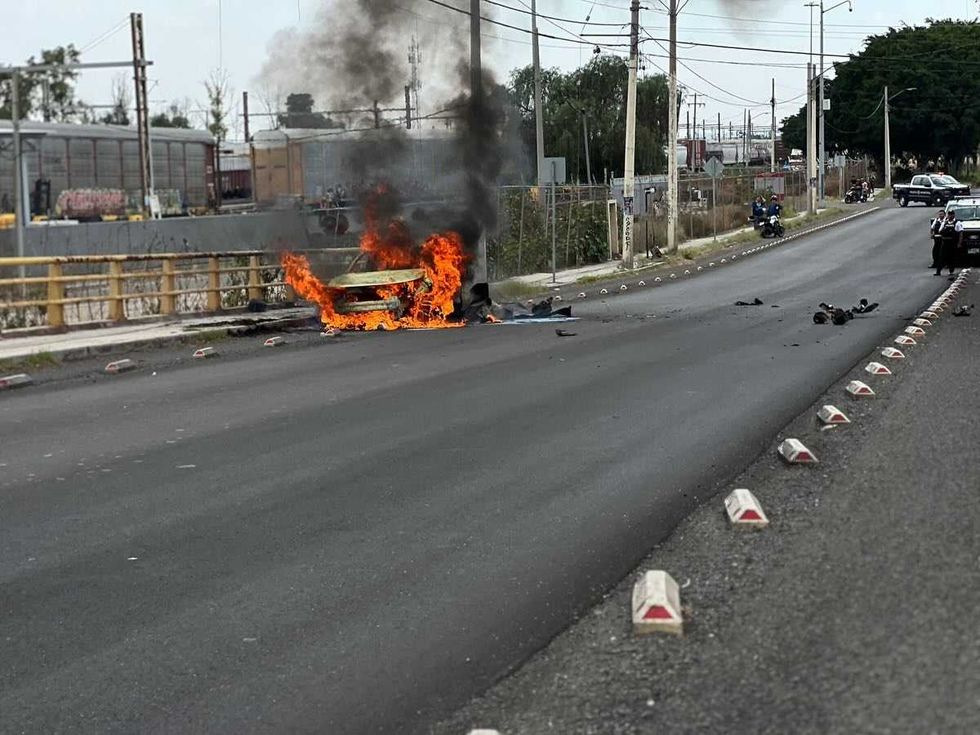 Veh\u00edculo incendiado tras explosi\u00f3n de dos tanques de gas LP en colonia Felipe Carrillo Puerto, Quer\u00e9taro