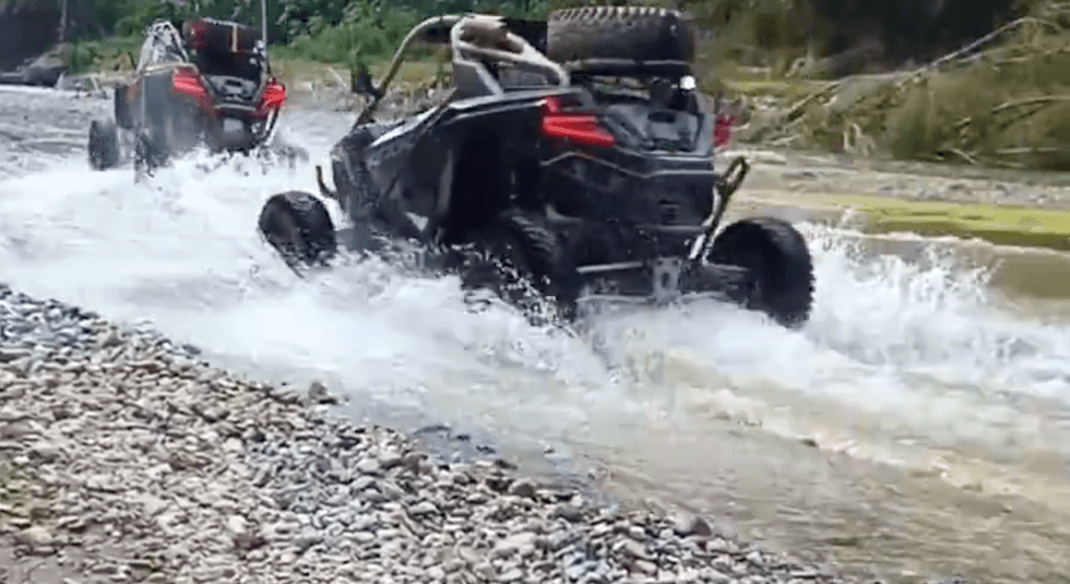 Veh\u00edculo Razer circulando en \u00e1rea natural de Sierra Gorda Quer\u00e9taro causando da\u00f1o ambiental