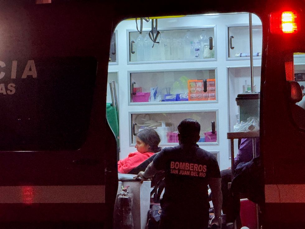 Veh\u00edculo Toyota severamente da\u00f1ado tras impacto por alcance en autopista M\u00e9xico-Quer\u00e9taro cerca de San Juan del R\u00edo, Quer\u00e9taro.