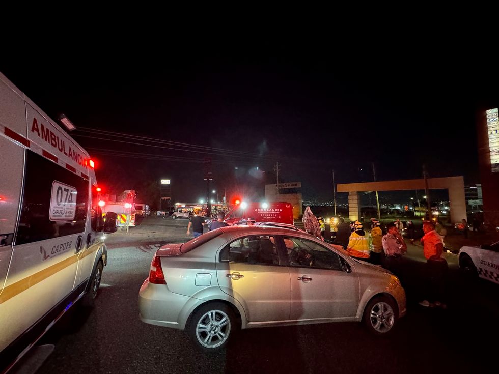 Veh\u00edculo Toyota severamente da\u00f1ado tras impacto por alcance en autopista M\u00e9xico-Quer\u00e9taro cerca de San Juan del R\u00edo, Quer\u00e9taro.
