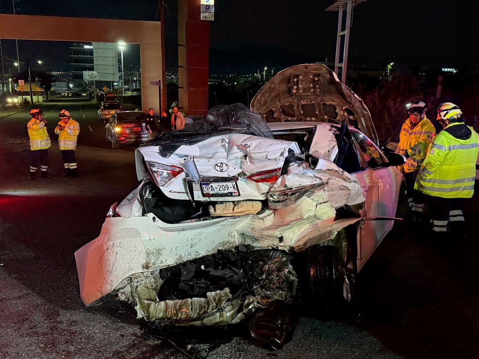 Veh\u00edculo Toyota severamente da\u00f1ado tras impacto por alcance en autopista M\u00e9xico-Quer\u00e9taro cerca de San Juan del R\u00edo, Quer\u00e9taro.