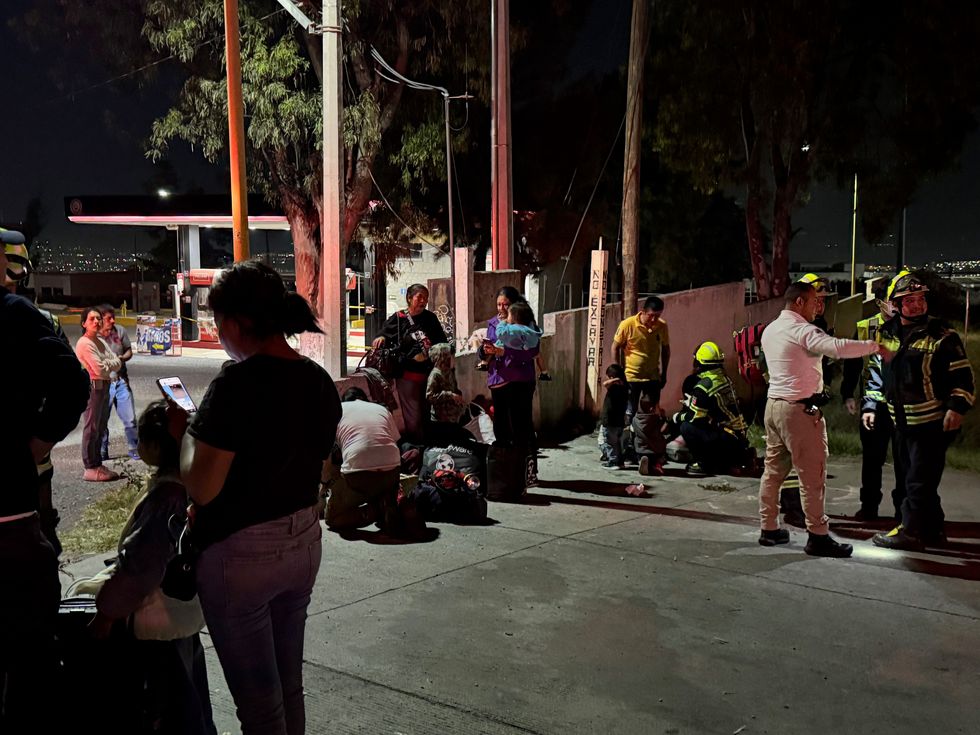Veh\u00edculo Toyota severamente da\u00f1ado tras impacto por alcance en autopista M\u00e9xico-Quer\u00e9taro cerca de San Juan del R\u00edo, Quer\u00e9taro.