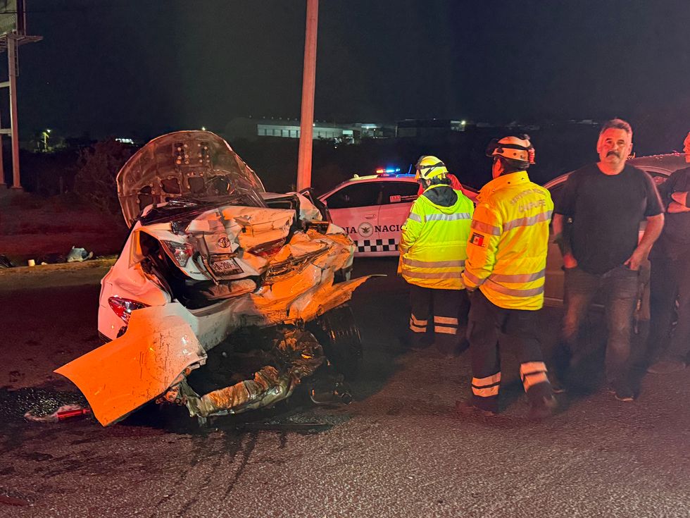 Veh\u00edculo Toyota severamente da\u00f1ado tras impacto por alcance en autopista M\u00e9xico-Quer\u00e9taro cerca de San Juan del R\u00edo, Quer\u00e9taro.