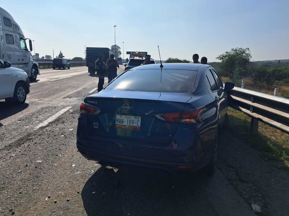 Veh\u00edculos accidentados en el kil\u00f3metro 160 de la autopista M\u00e9xico-Quer\u00e9taro en San Juan del R\u00edo