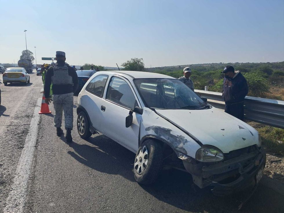 Veh\u00edculos accidentados en el kil\u00f3metro 160 de la autopista M\u00e9xico-Quer\u00e9taro en San Juan del R\u00edo