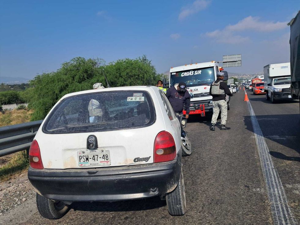 Veh\u00edculos accidentados en el kil\u00f3metro 160 de la autopista M\u00e9xico-Quer\u00e9taro en San Juan del R\u00edo