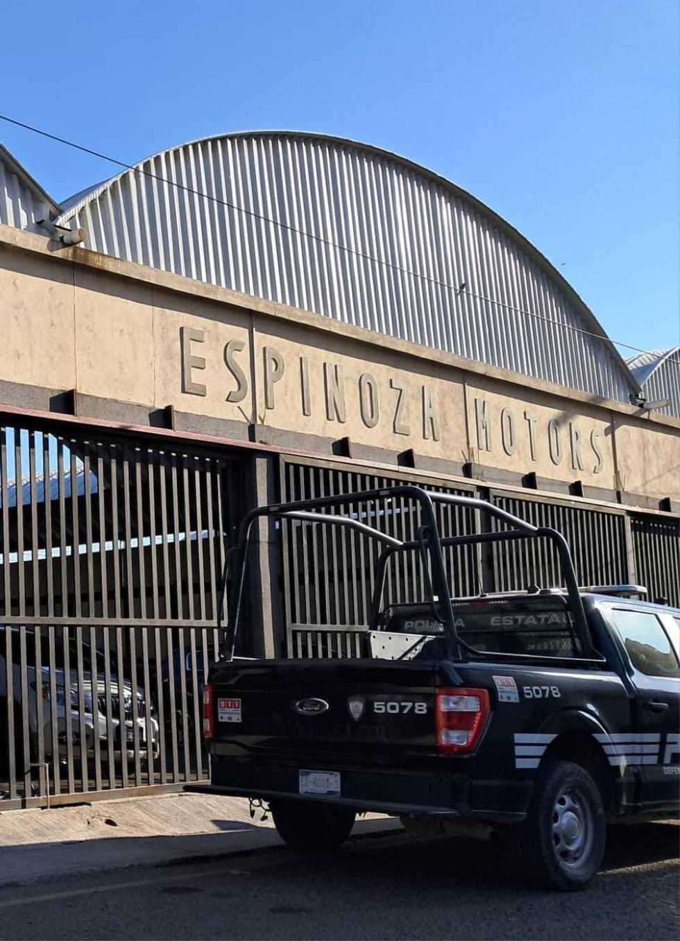 Veh\u00edculos asegurados durante los cateos simult\u00e1neos contra lotes ilegales vinculados a operaciones il\u00edcitas del crimen organizado en San Juan del R\u00edo