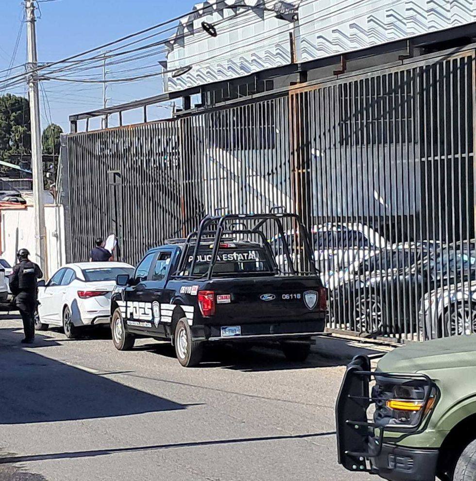 Veh\u00edculos asegurados durante los cateos simult\u00e1neos contra lotes ilegales vinculados a operaciones il\u00edcitas del crimen organizado en San Juan del R\u00edo