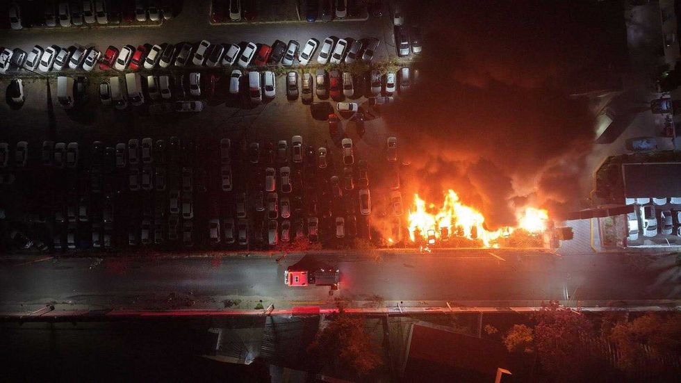 Veh\u00edculos calcinados tras incendio en patio de resguardo automotriz en Desarrollo San Pablo, Quer\u00e9taro