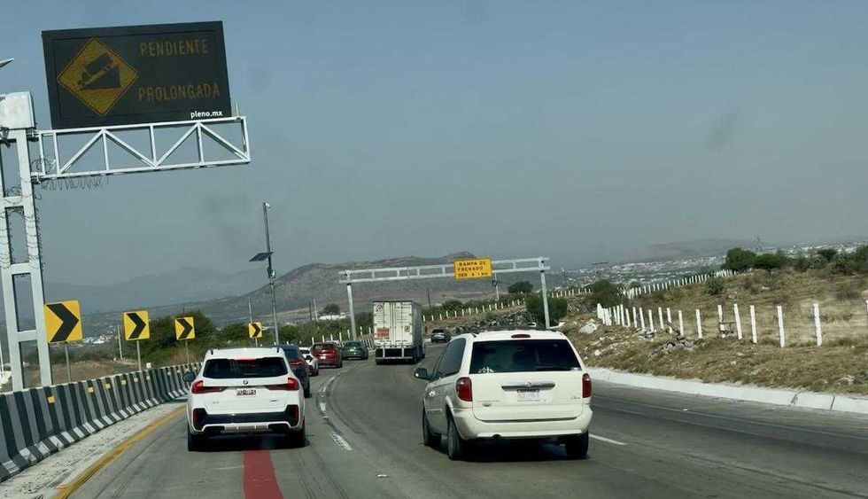 Veh\u00edculos circulan por la autopista M\u00e9xico-Quer\u00e9taro en San Juan del R\u00edo durante periodo vacacional Semana Santa 2026