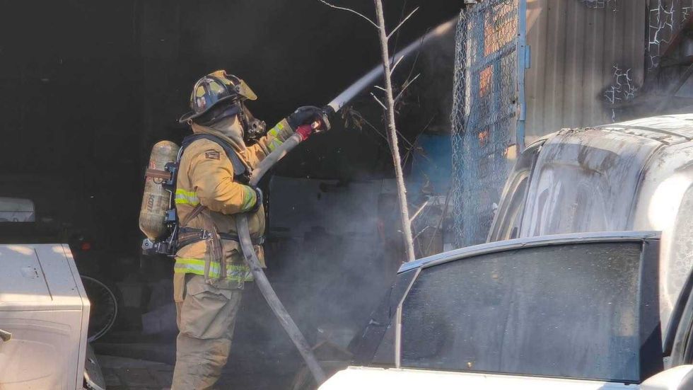 Veh\u00edculos da\u00f1ados y humo negro durante incendio en un predio de Bosques de la Hacienda, Quer\u00e9taro