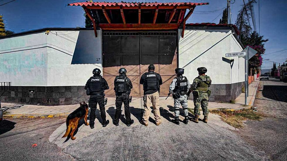 Veh\u00edculos de alta gama y bienes asegurados durante los nueve cateos simult\u00e1neos del operativo Sinergia por Quer\u00e9taro en San Juan del R\u00edo