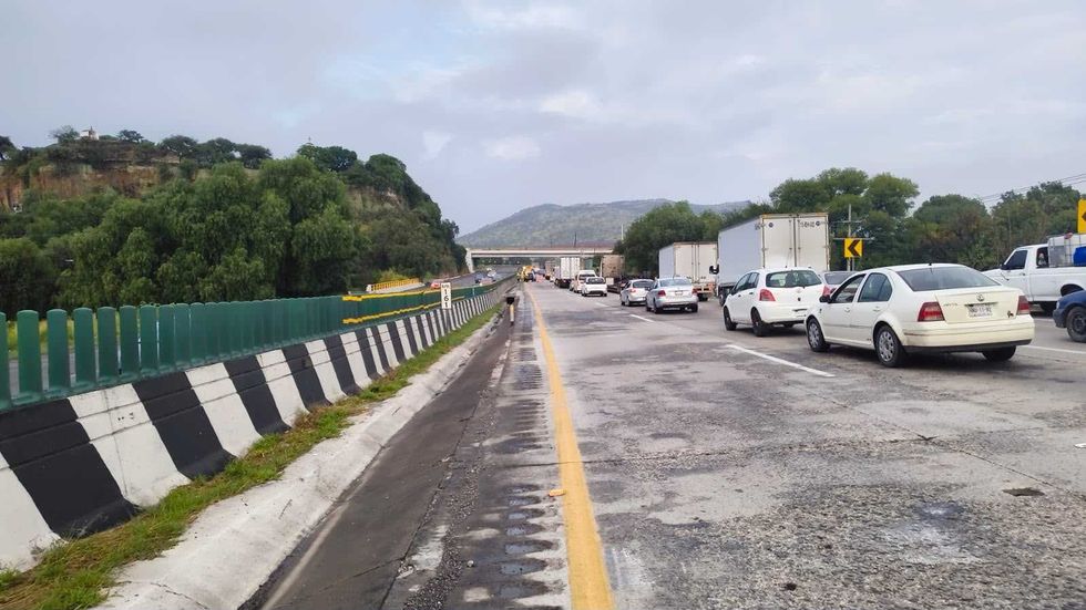 Veh\u00edculos detenidos en la autopista M\u00e9xico-Quer\u00e9taro por el accidente donde muri\u00f3 un motociclista en San Juan del R\u00edo.