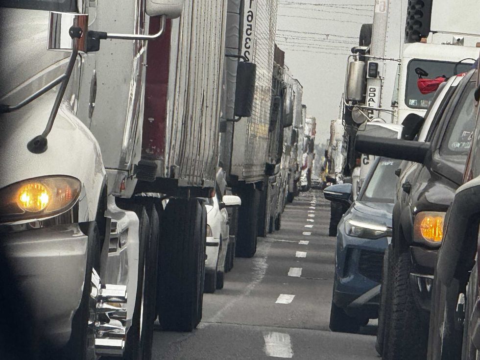 Veh\u00edculos particulares y tractocamiones detenidos en la autopista M\u00e9xico-Quer\u00e9taro durante el embotellamiento de 25 kil\u00f3metros en el tramo de Palmillas, agosto de 2026.