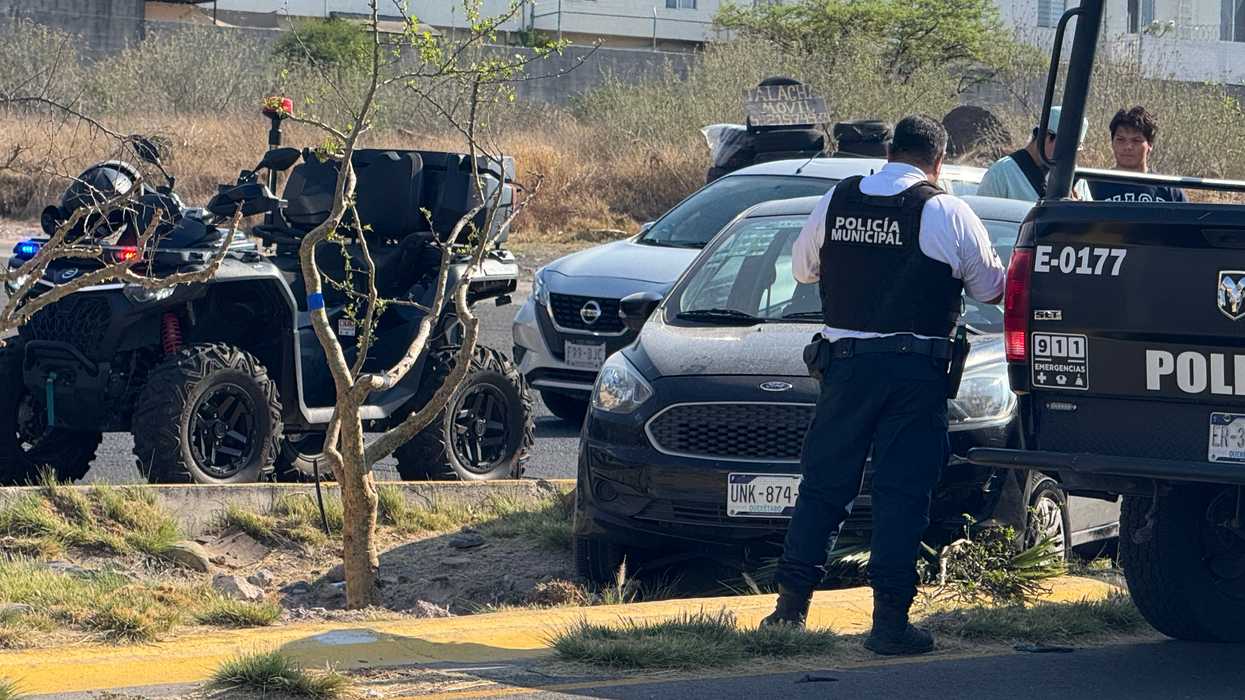 Vehículo atascado sobre camellón de avenida Constituyentes Oriente tras salirse de la vía en El Marqués