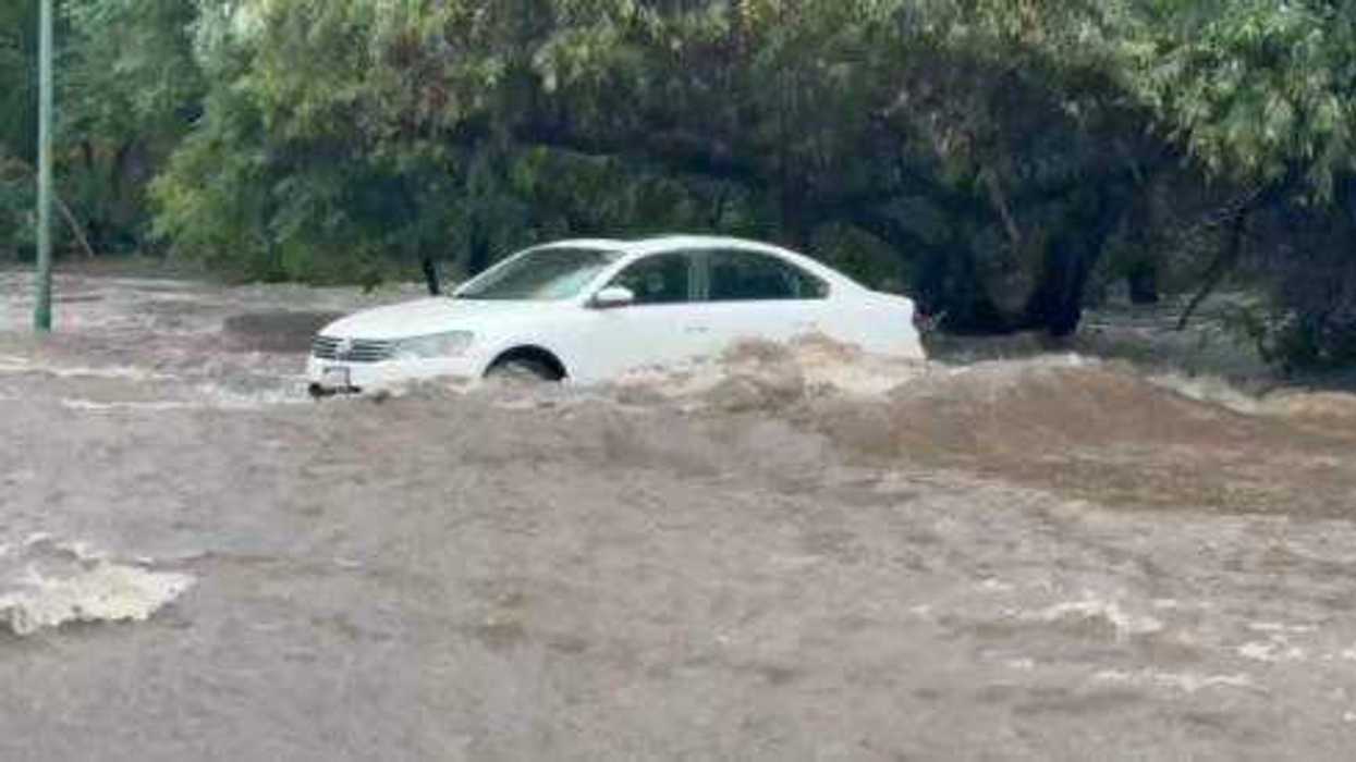 Vehículo atrapado en la creciente del Río San Juan.