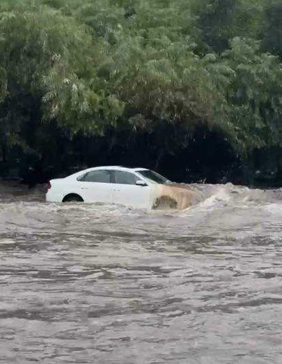 Vehículo atrapado en la creciente del Río San Juan.