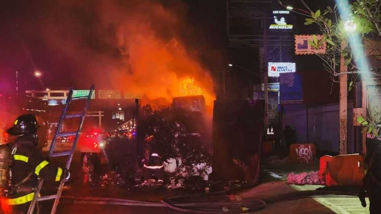 Vehículo de carga se incendia en 5 de Febrero. Foto: Ilustrativa/ Facebook/Protección Civil del Municipio de Querétaro.