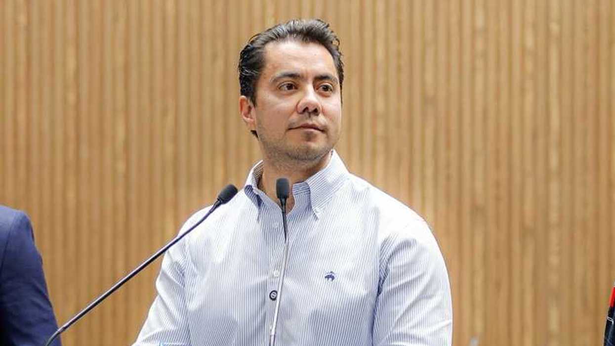 Vehículo eléctrico de transporte gratuito en parada del Centro Histórico de Querétaro durante operativo previo de movilidad
