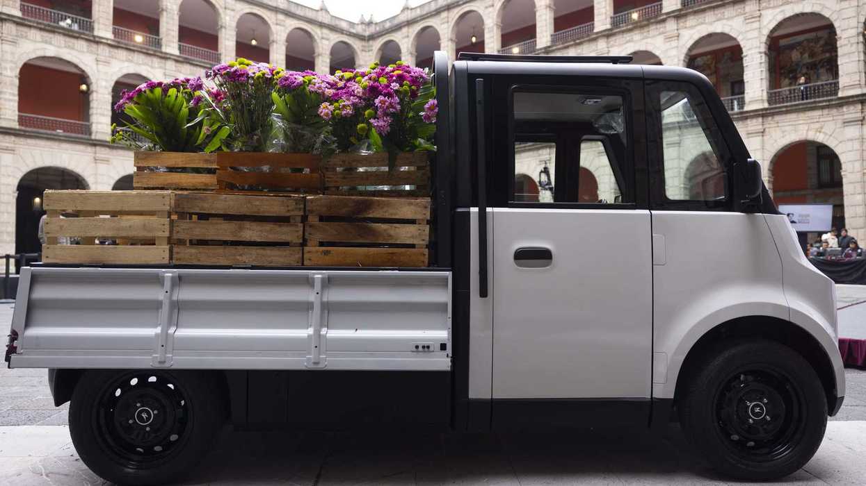 Vehículo eléctrico Olinia en versión de carga presentado en Palacio Nacional.