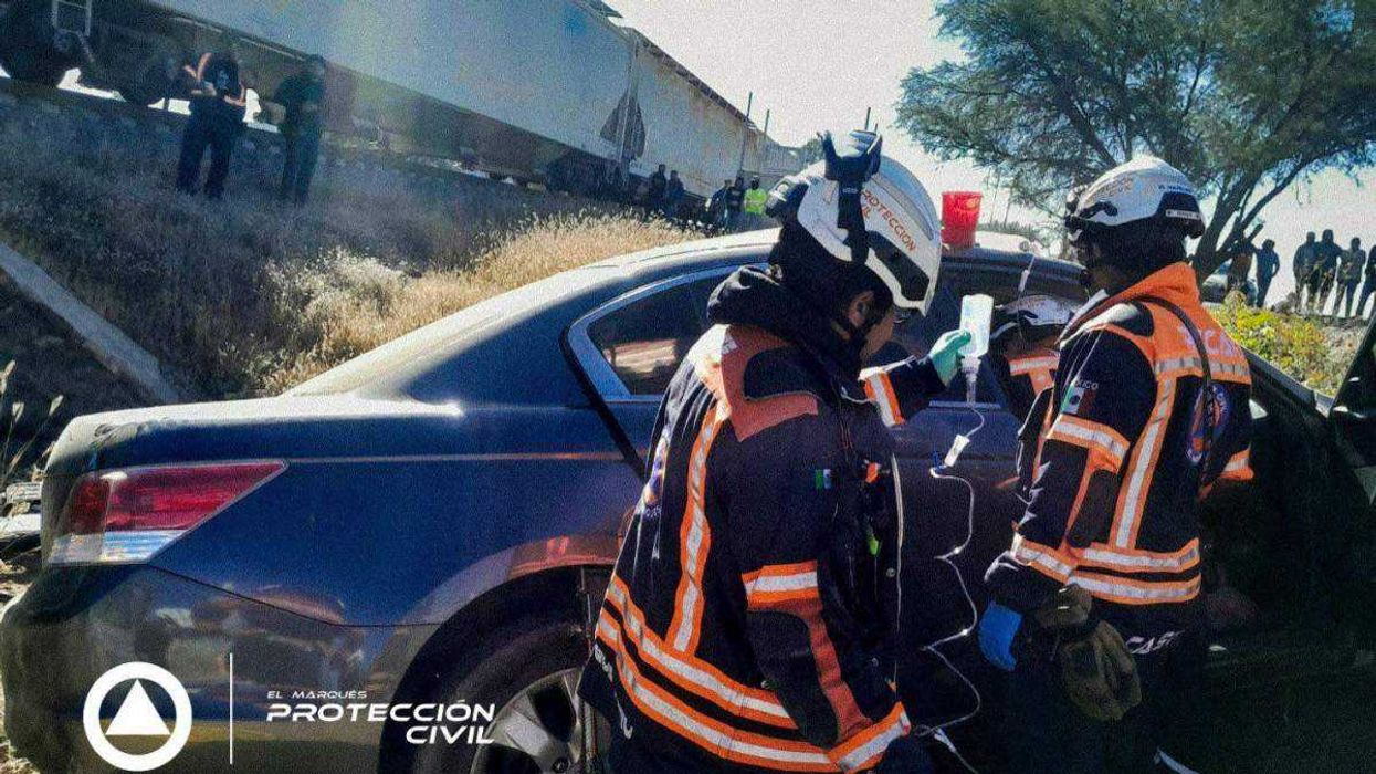 Vehículo impactado por tren de carga en cruce ferroviario de Carretera Estatal 200 El Marqués Querétaro. Foto: Facebook/Protección Civil El Marqués.