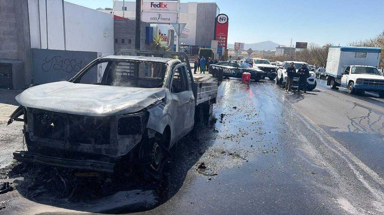 Vehículo incendiado por falla mecánica sobre el Anillo Vial Fray Junípero Serra en El Marqués, Querétaro, atendido por Protección Civil