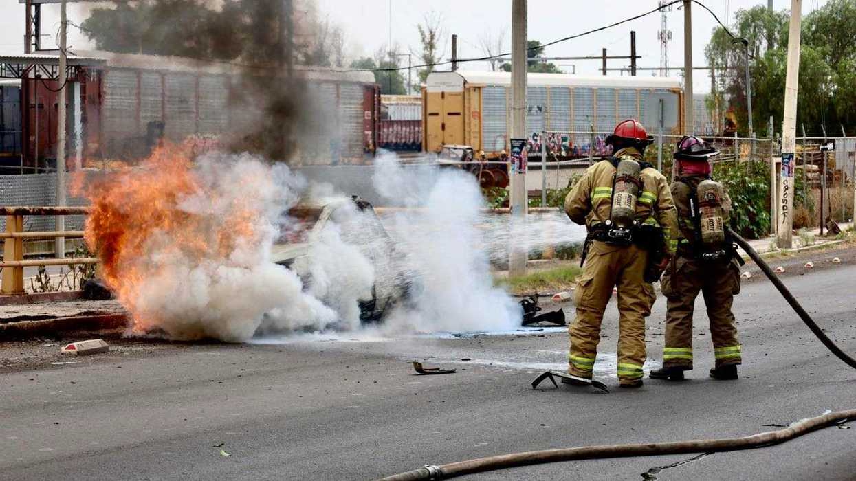 Vehículo incendiado tras explosión de dos tanques de gas LP en colonia Felipe Carrillo Puerto, Querétaro
