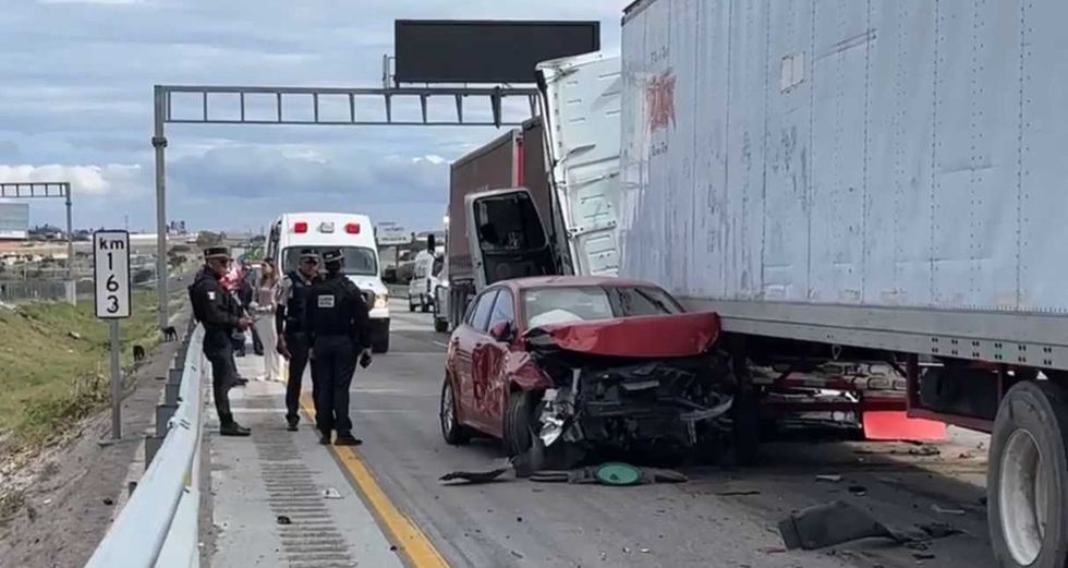 Vehículo queda aprisionado debajo de tráiler tras accidente en la México - Querétaro.